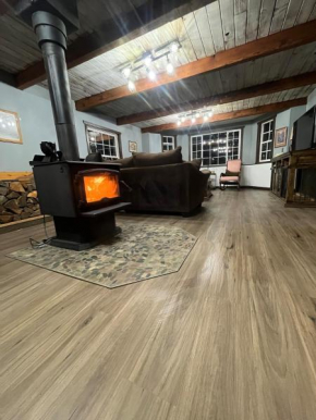 Cheerful 2 bedroom cabin with indoor wood stove
